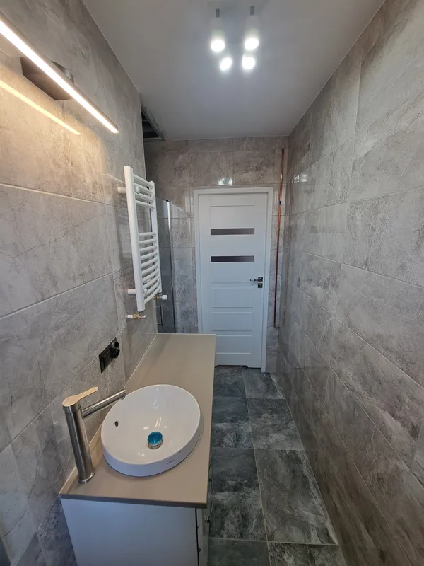 Łazienka po modernizacji – gruntowny remont Bielsko Biała widok na drzwi