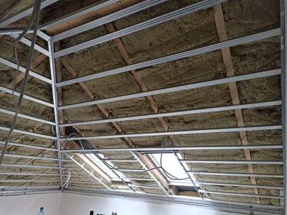 sufit podwieszany pokoj okna dachowe bielsko biala