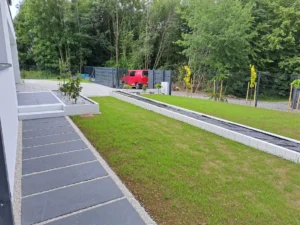 zielony trawnik przed domem bielsko biala wymiana kostki